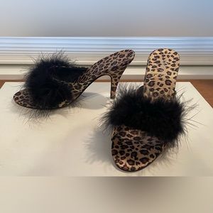 Frederick’s of Hollywood Glamour Girl Marabou Slippers. Size 7